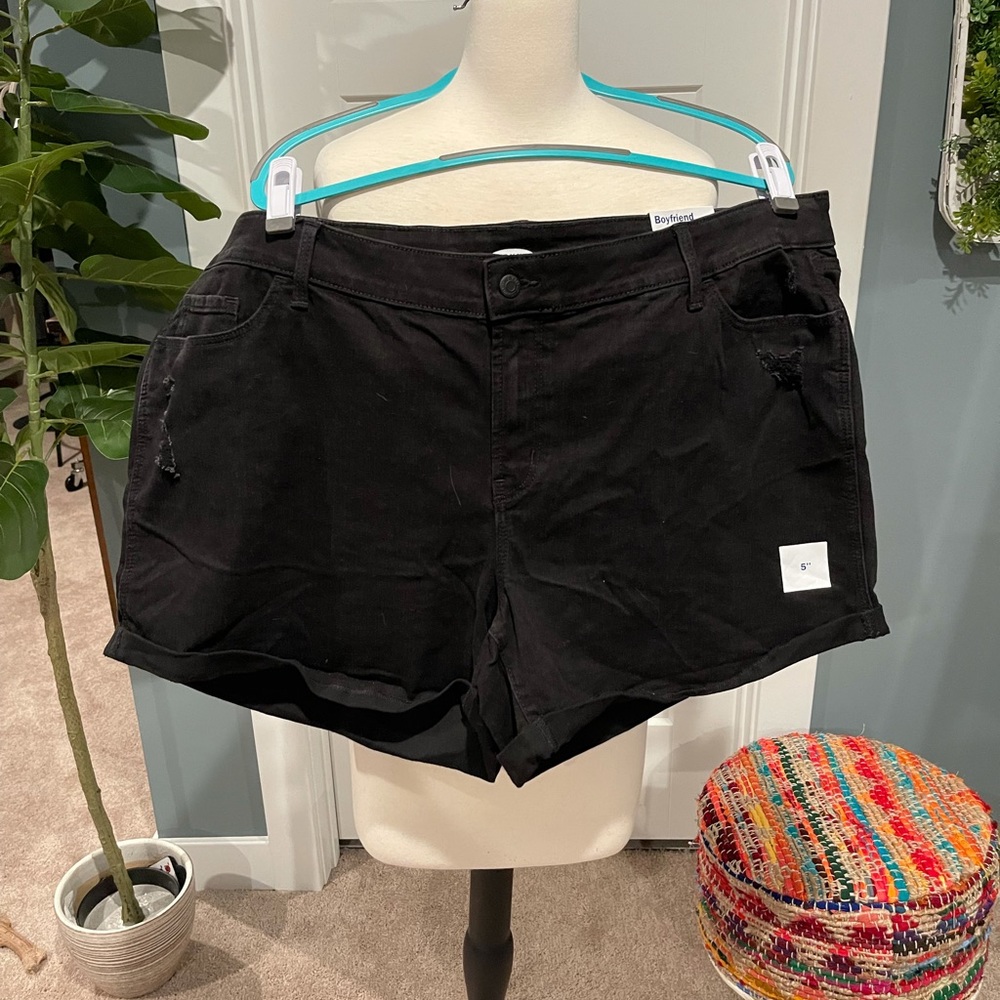 Old Navy Boyfriend shorts. Size 22, NWT